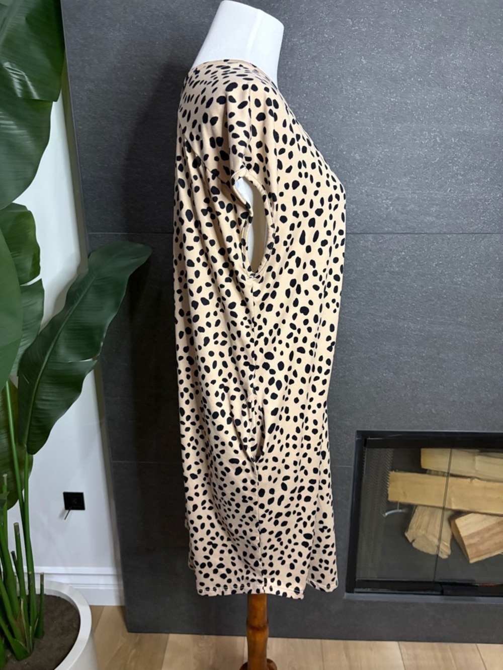 Tan and Black Dalmatian Print V Neck Dress Size Medium - Picture 6 of 13